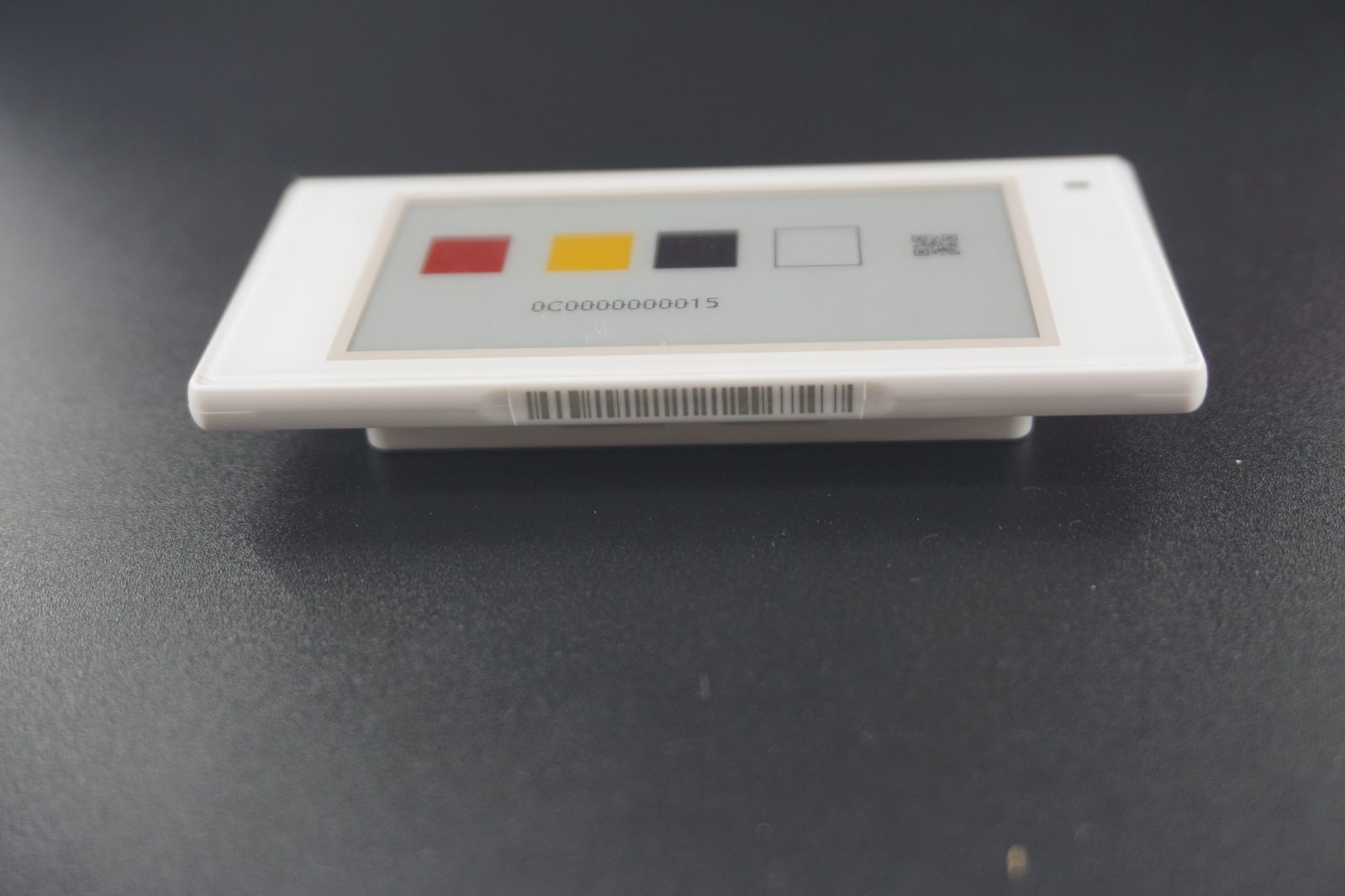 Vierfarbiges elektronisches Regaletikett von schräg betrachtet