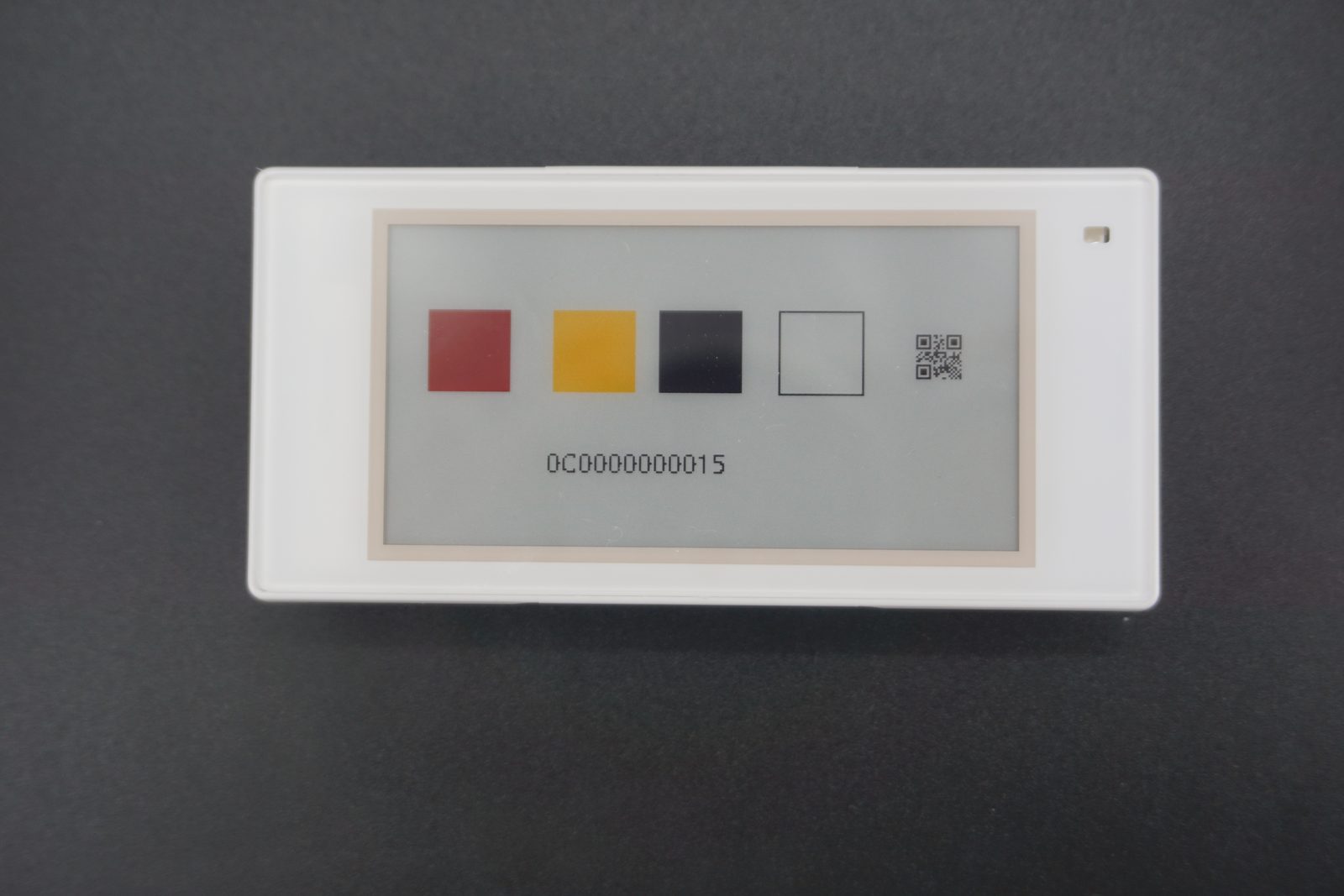 Vierfarbiges elektronisches Regaletikett mit Rot, Gelb, Schwarz und Weiß